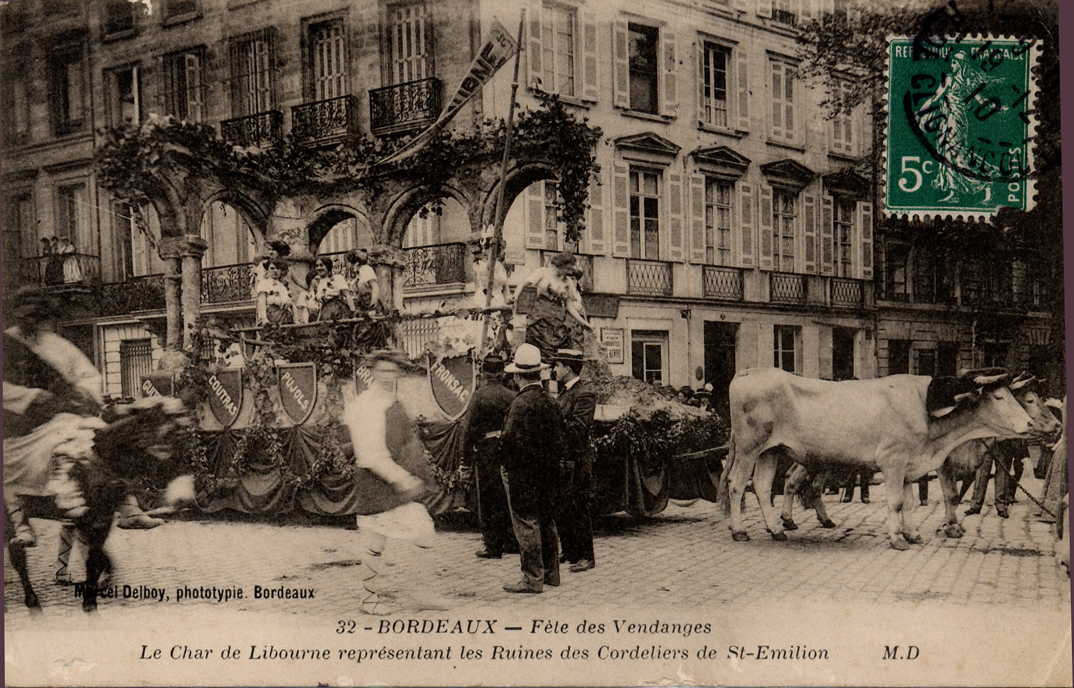Bordeaux - Fêtes vendages Le char de Libourne tiré par des boeufs