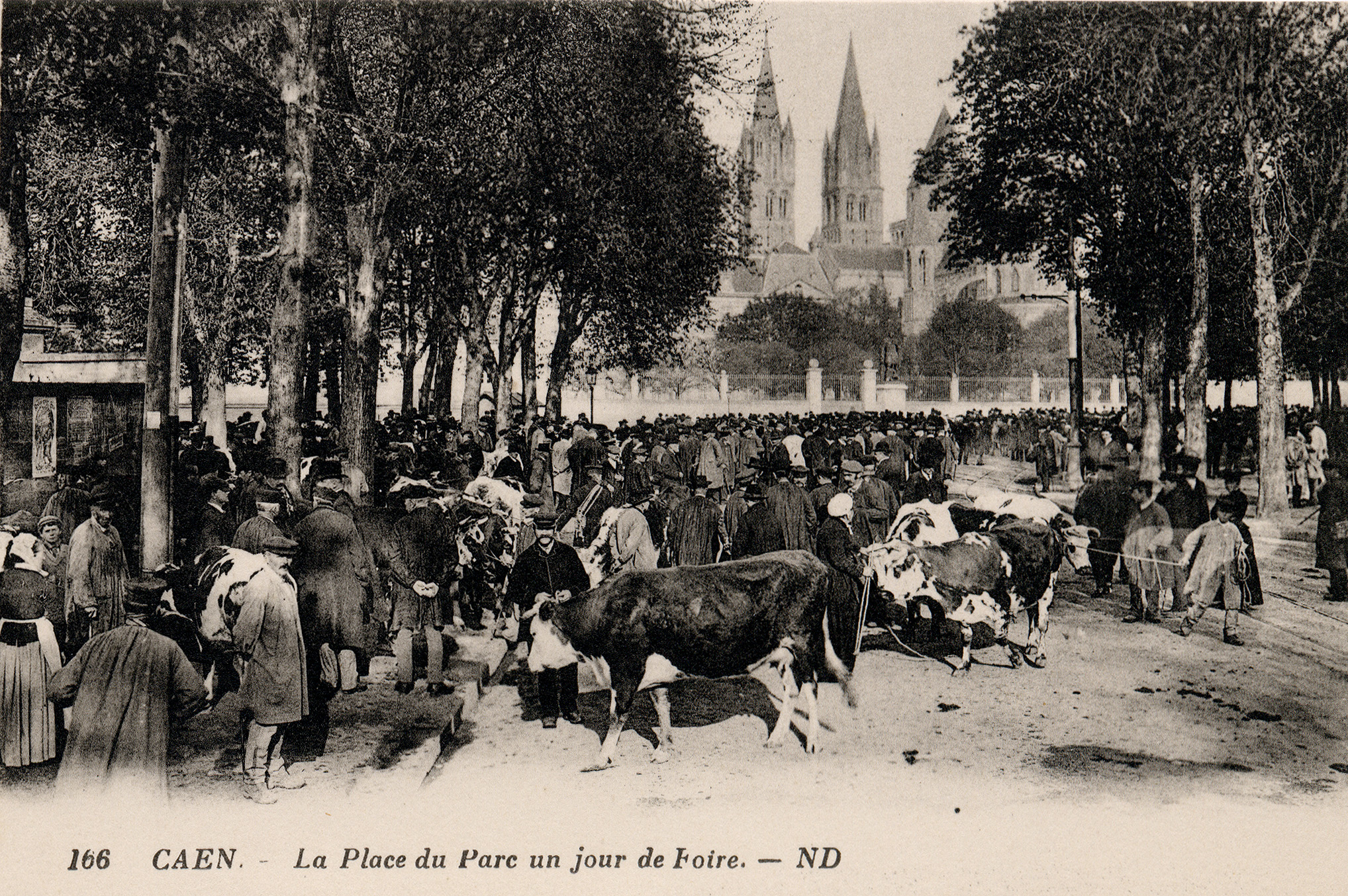 Caen - La Place du Parc un jour de foire