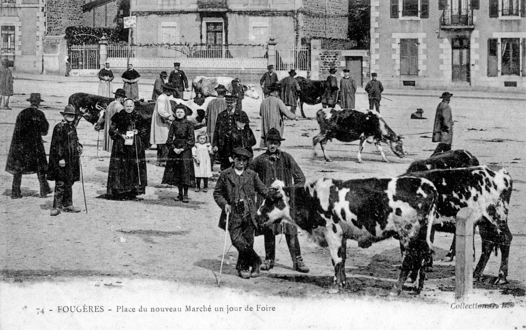 Fougères - Place du Nouveau marché un jour de foire