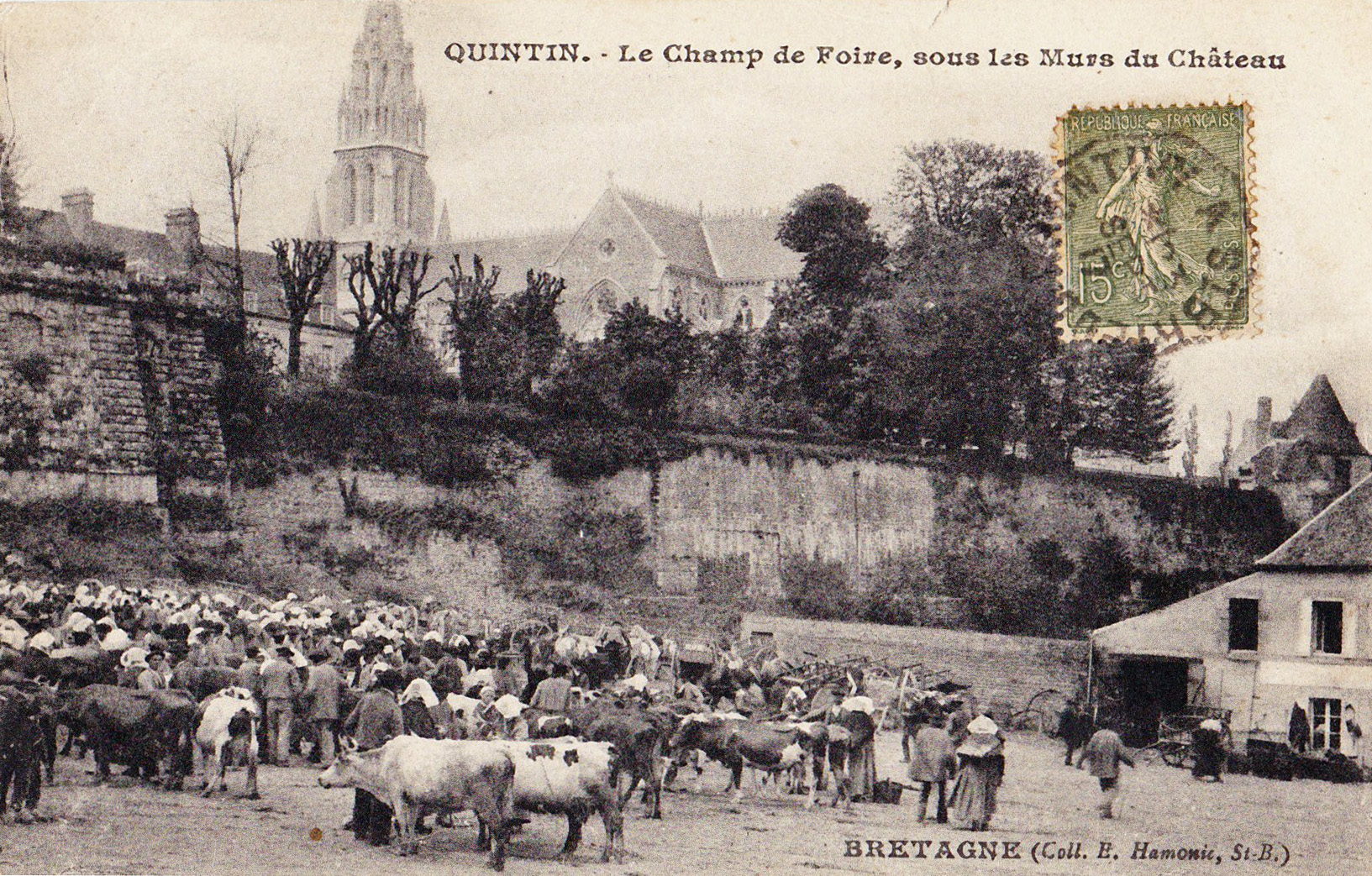 Quintin - Le Champ de foire sous les murs du Château